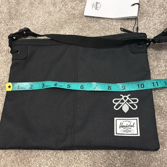 Hershel Nylon envelope style adjustable unisex shoulder crossbody bag new - Picture 7 of 17